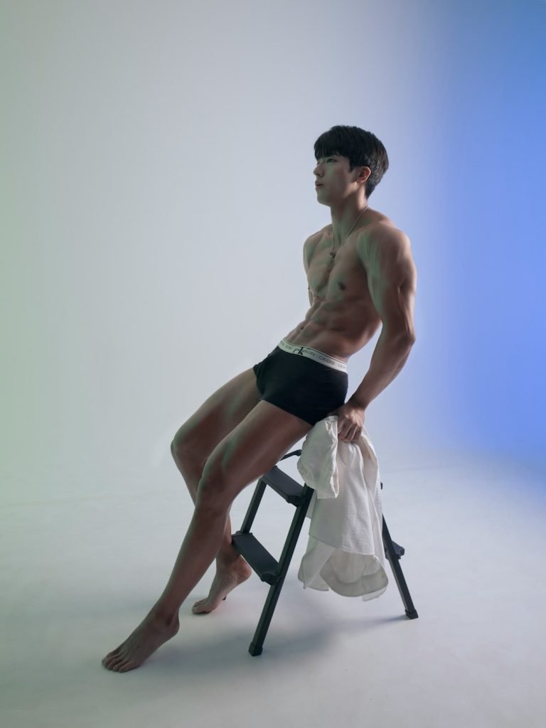 a-man-sitting-on-a-stool-posing-for-a-picture-wr2pxs3sss0 고양 @ 바프